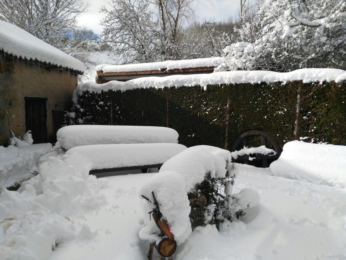 Posadafontibre's tweet photo. Hay días buenos y BUENOS DÍAS #nieve #campoo #CantabriaInfinita #Fontibre ⛄️☃️❄️❤️ os esperamos en @posadafontibre https://t.co/pAAM0el8Pn