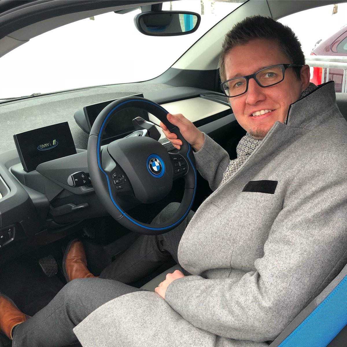 mapeolkkonen's tweet photo. Sähköauto BMW i3 testissä #MMAliitto’n Aktiivipäivillä! Positiivinen kokemus! 😃👍 #bmw #bmwi3 https://t.co/jC2fH638FK
