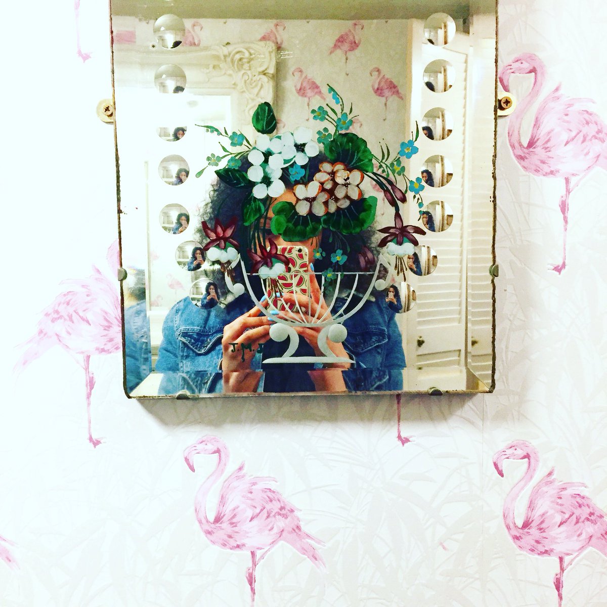Allllllll over this bathroom decor ⚡️ Flamingo wallpaper and flowers coming out of my hairrrr 💕 <a href="/Starofkings/">Star of Kings</a>