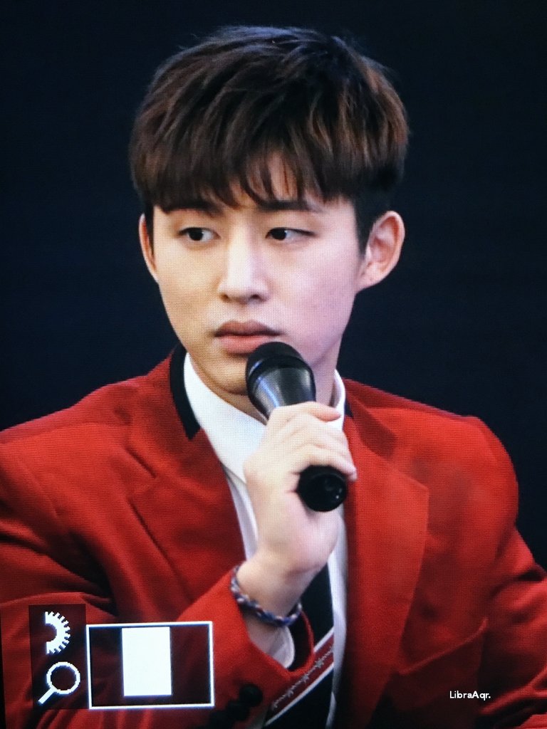 la10220207's tweet photo. #김한빈 #비아이 #아이콘 
180203 👶고양팬싸
뽀뽀해 😙 https://t.co/hRYr82muNR
