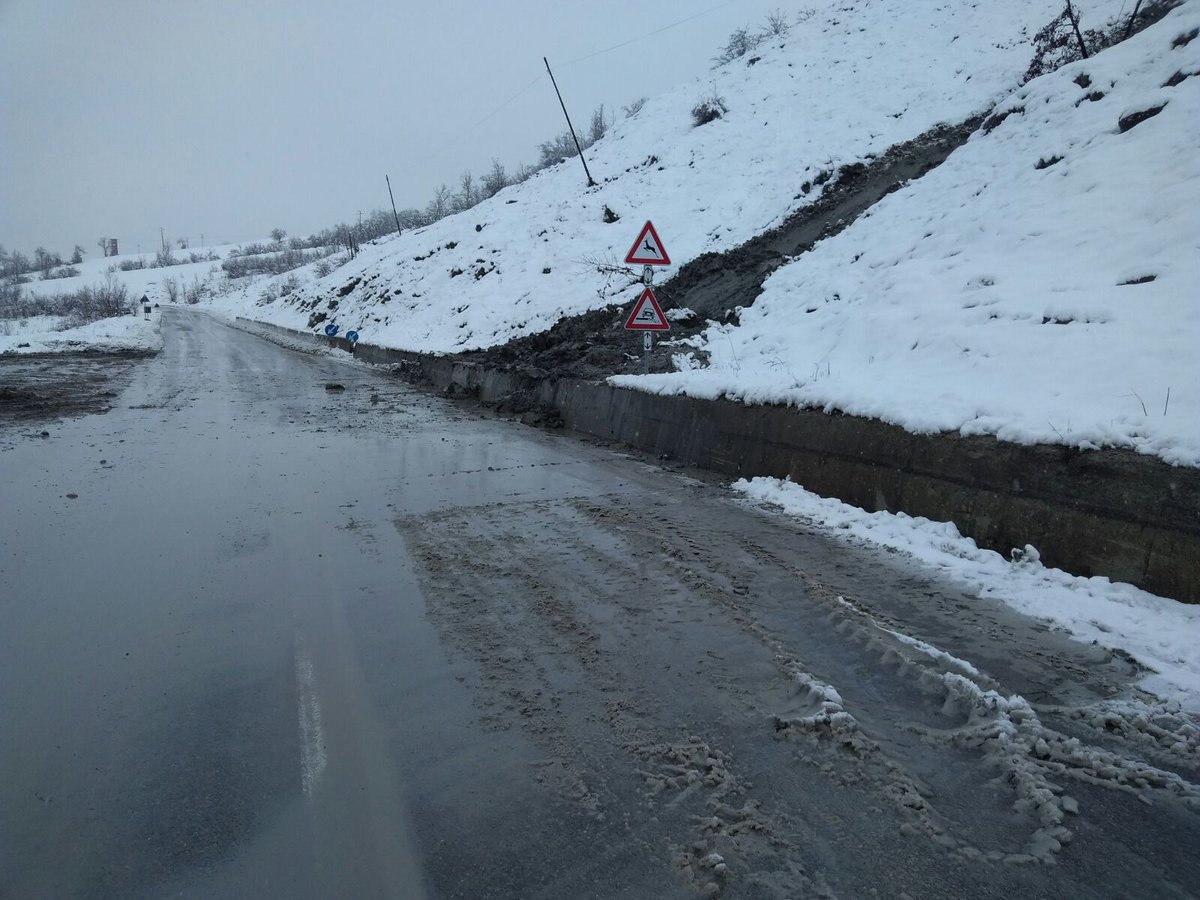 provinciamodena's tweet photo. ALLERTA METEO: #SP4 Fondovalle Panaro in corso intervento per rimuovere il materiale detritico e fangoso franato dal versante sulla carreggiata stradale. #stradePROVMO @GCMuzzarelli @PMdelFrignano @LuceverdeRadio @gazzettamodena @ProtCivReg_FVG @PortaleMeteoER https://t.co/e9mMHm2uuP