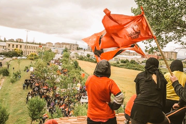 Orain dela 8 hilabete, Gasteizko kaleak bete zenituzten #HerriaBizirik zegoela aldarrikatuz eta Errekaleor defendatzeko prest zinetela ozen esateko.

Eta hemen jarraitzen dugu ✊

Zuek gabe, ezin. Eskerrik asko! 😘