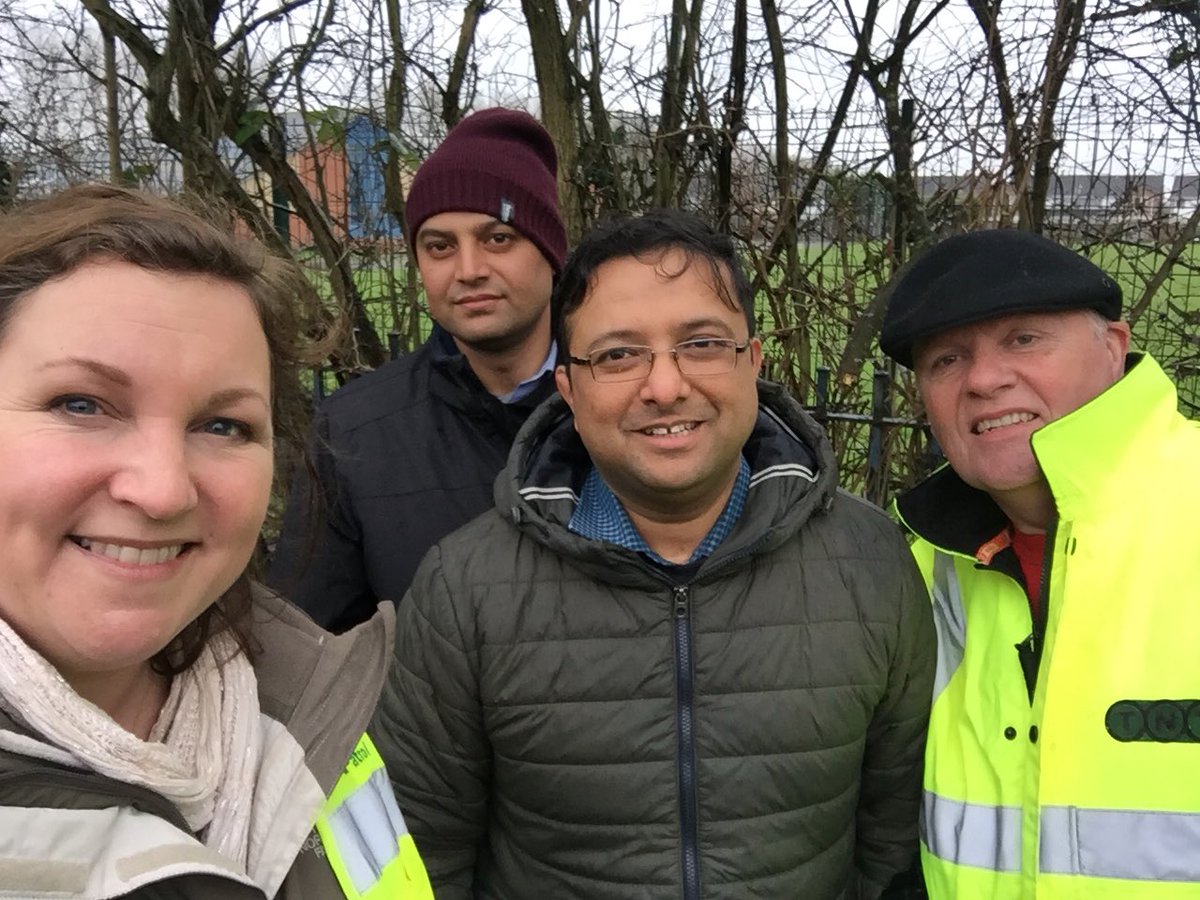 NadinePeatfield's tweet photo. Politics put aside to clean up Sinfin #teamupandcleanup #communitywork #lovederby #sinfincleanup https://t.co/kKoHuRMjuW