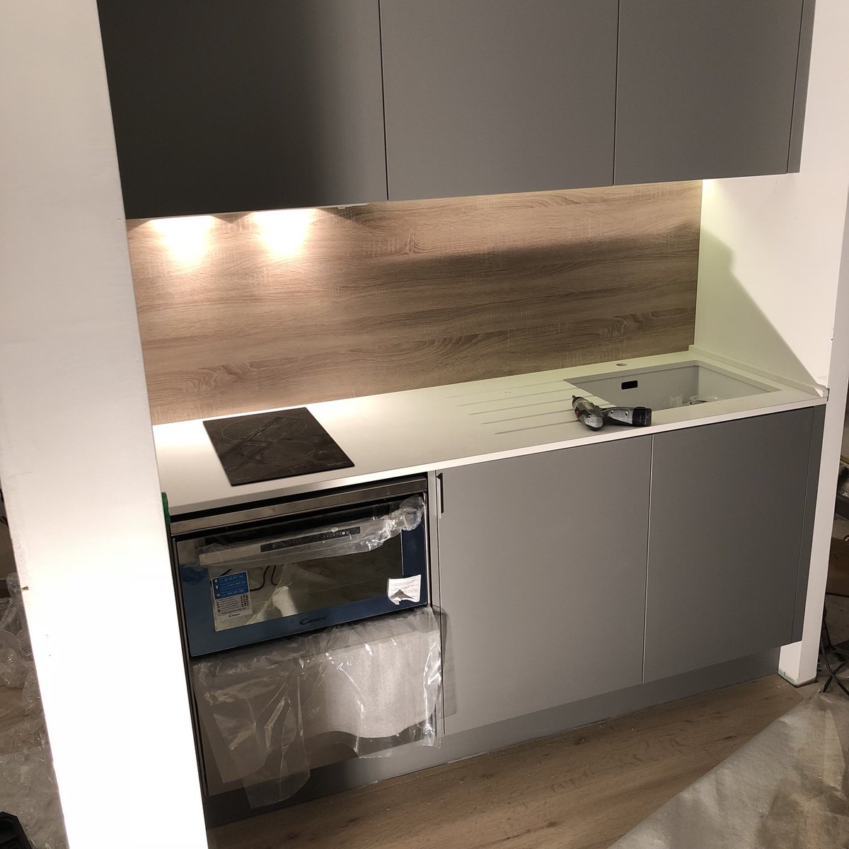 loft_75's tweet photo. Yet another #project near #paris that we’ll be finishing next week. Today we spent all day installing the #kitchen , #closets and #bathroomvanities ... #interiordesign #architecture #loft75designetarchitecturedinterieur #loft75 https://t.co/tDBBKqI9KX