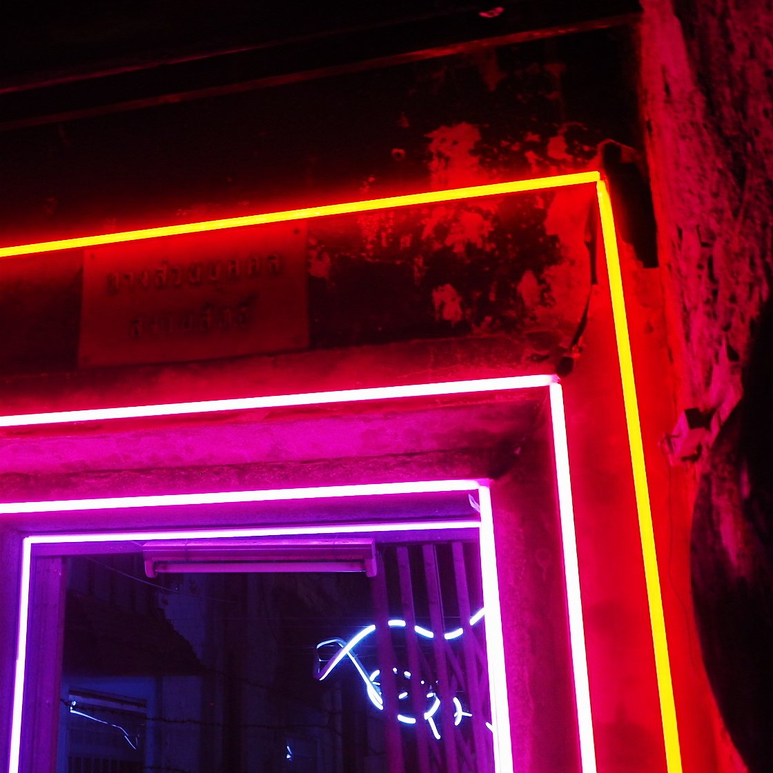 PAAMPOMAQ's tweet photo. วันนี้มาดู the wall lighting installation งาน #bangkokdesignweek2018 คือเราว่า concept งานดีมากนะ เพียงแต่ว่าระยะเวลาและพื้นที่ที่จำกัดทำให้เราไม่สามารถเข้าไปมี interactive กับงานทั้งหมดได้อย่างที่ควรจะเป็น เพราะคนเยอะมากแบบว่ามากๆๆๆๆๆๆๆๆๆๆ แต่ light art สวยดี ชอบ 💛 https://t.co/mtL9Rb0mue
