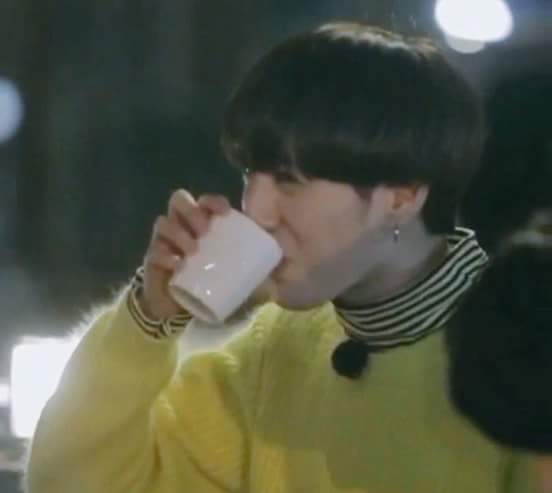 Widad9ahgase's tweet photo. My brain : you little bird it's time to HAJIMA and go to sleep 
Me : I need to complete 7 billion tweets :) 
#TwitterBestFandom #TeamGOT7 https://t.co/IipmVJe4hD