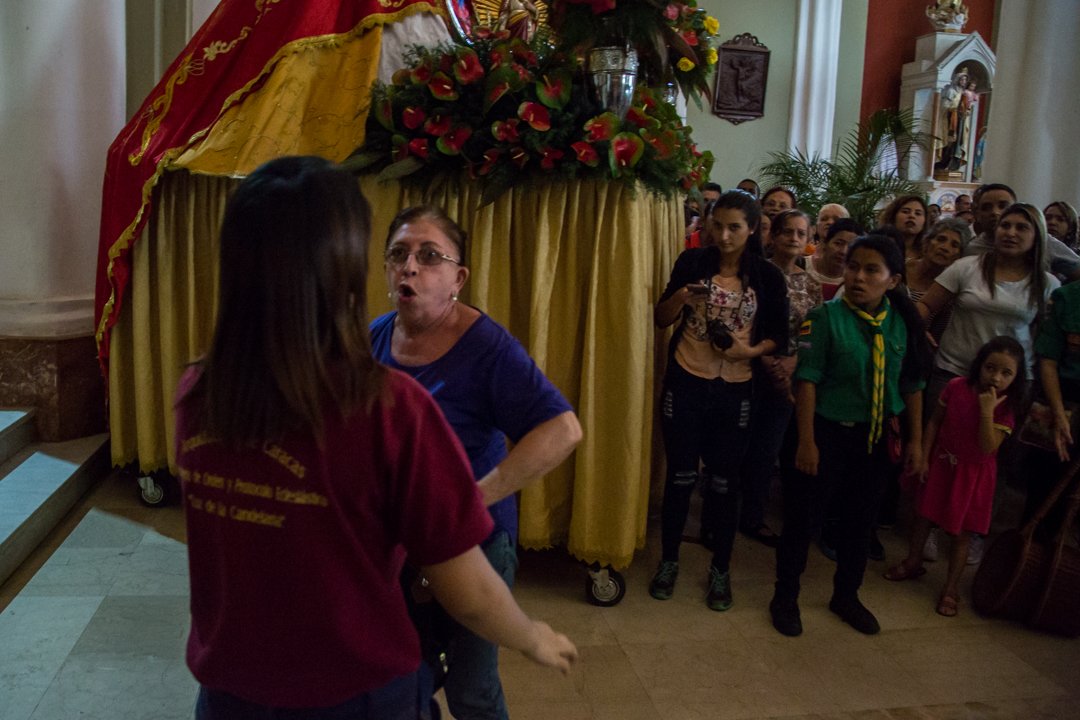 CarlosJRojas13's tweet photo. Aquí podemos ver a la fanática del @PartidoPSUV agrediendo al sacerdote Miguel Acevedo en plena misa de homenaje a mi #VirgenDeLaCandelaria, solo por el hecho de pronunciarse a favor del comunicado de la @CEVmedios donde esta pide #democracia y #libertad para #Vzla ¡Intolerantes! https://t.co/Y0vDgQBhWF