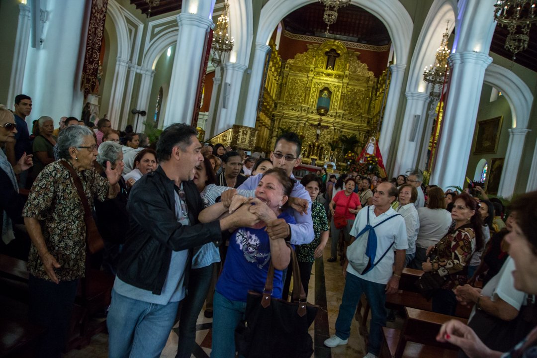 Aquí podemos ver a la fanática del <a href="/PartidoPSUV/">PSUV</a> agrediendo al sacerdote Miguel Acevedo en plena misa de homenaje a mi #VirgenDeLaCandelaria, solo por el hecho de pronunciarse a favor del comunicado de la <a href="/CEVmedios/">Conferencia Episcopal Venezolana CEV</a> donde esta pide #democracia y #libertad para #Vzla ¡Intolerantes!