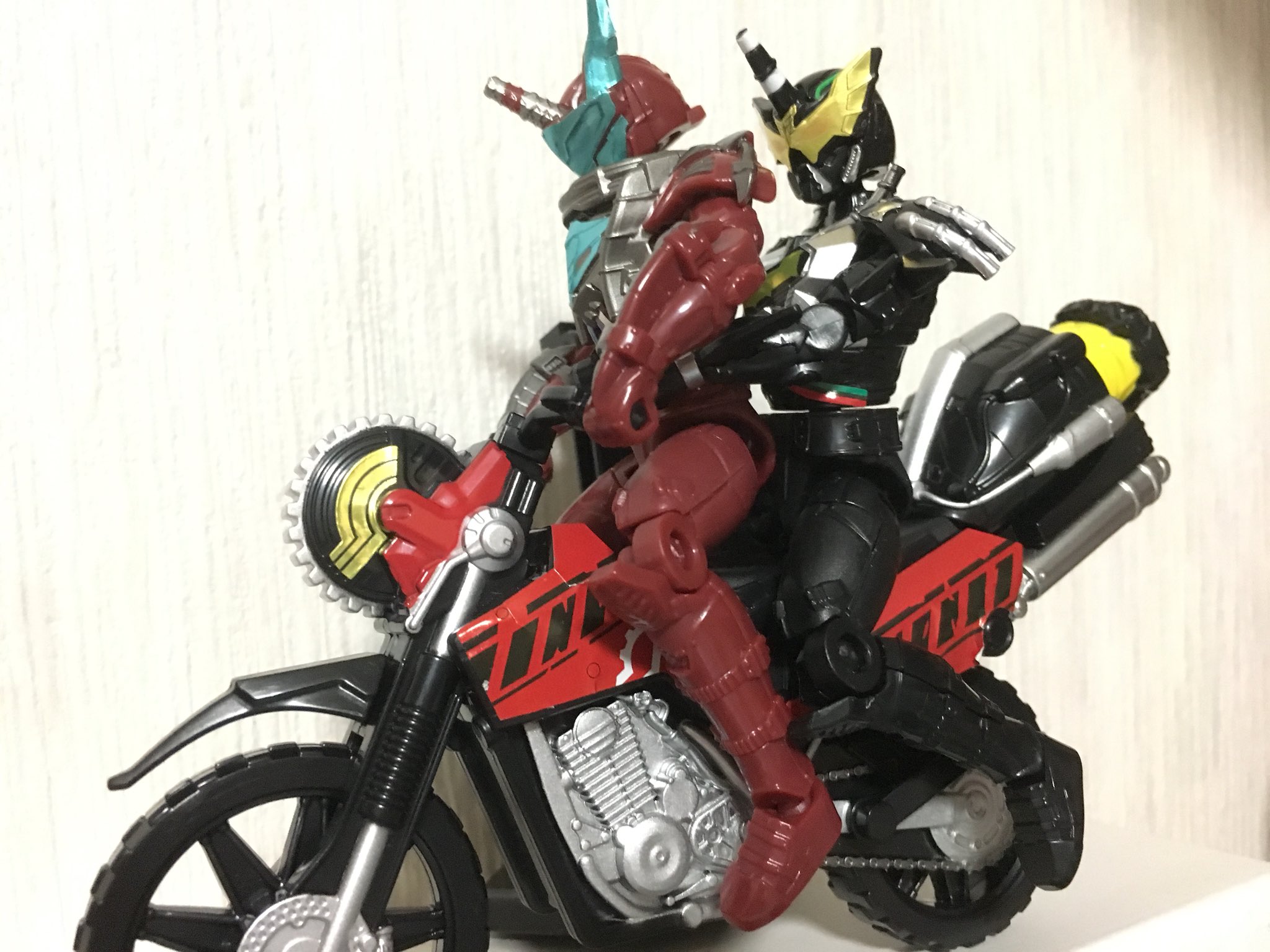 ゼノニウム Auf Twitter 盗んだバイクで走り出す 仮面ライダービルド T Co 0h9y1eo2gz Twitter