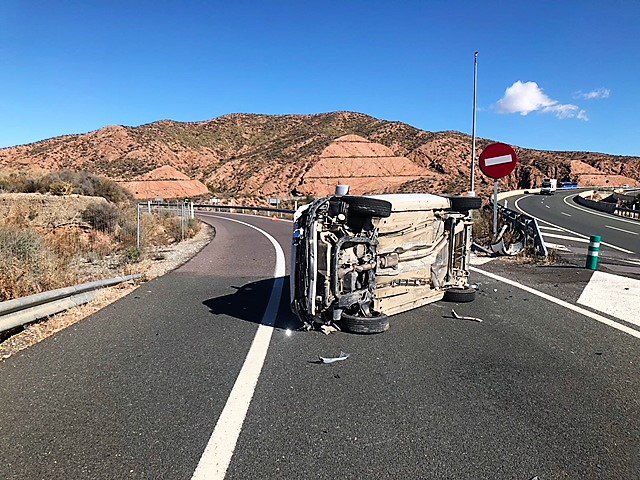 112rmurcia's tweet photo. Sanitarios y @112PtoLumbreras  atienden y trasladan al hospital al conductor de una furgoneta volcada en la A-7 en el término municipal de #PuertoLumbreras https://t.co/sj48FZXw5x https://t.co/u9PXSQeOYz