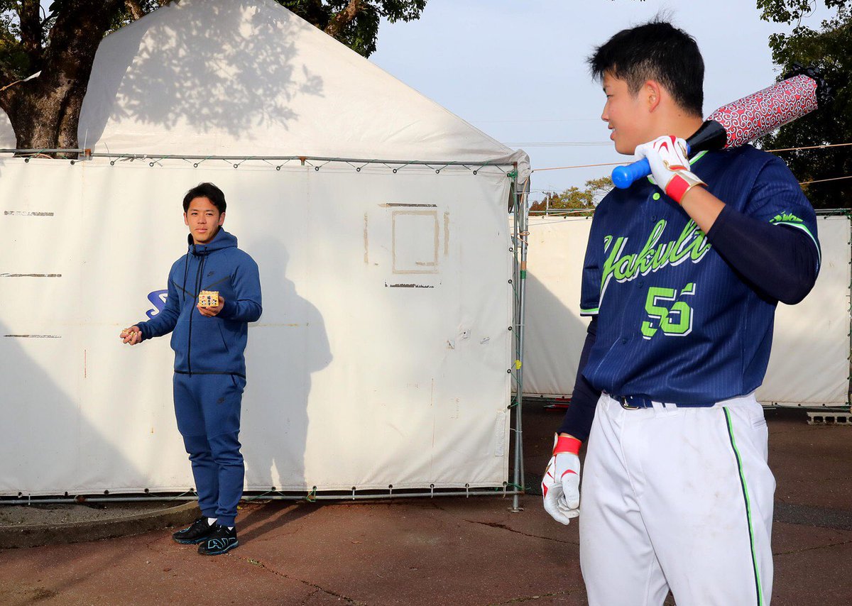 sanspo_swallows's tweet photo. 節分の日。2軍のキャンプ地・西都でも豆まきが！小川投手が、ドラ1・村上相手に豪快な＂投球"を披露しました。ヤクルト担当のカメラマンがパシャリ。 https://t.co/XJaJKfxLSC