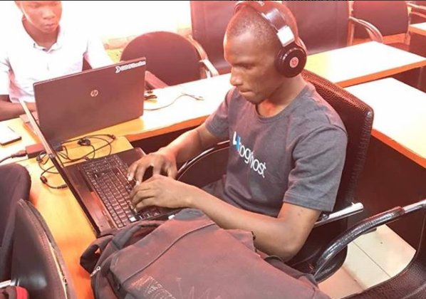 GO54_hq's tweet photo. The heat is turned up in here at #forLoopUnilagHackoka . Do not get it twisted, these coders ain't here to joke. Can you feel the heat? hehehehe... The brain waves in here are electric. Somebody turn up the AC o.
We are proud sponsors of #forloopUnilag #Hackoka https://t.co/POvcD07eZ4