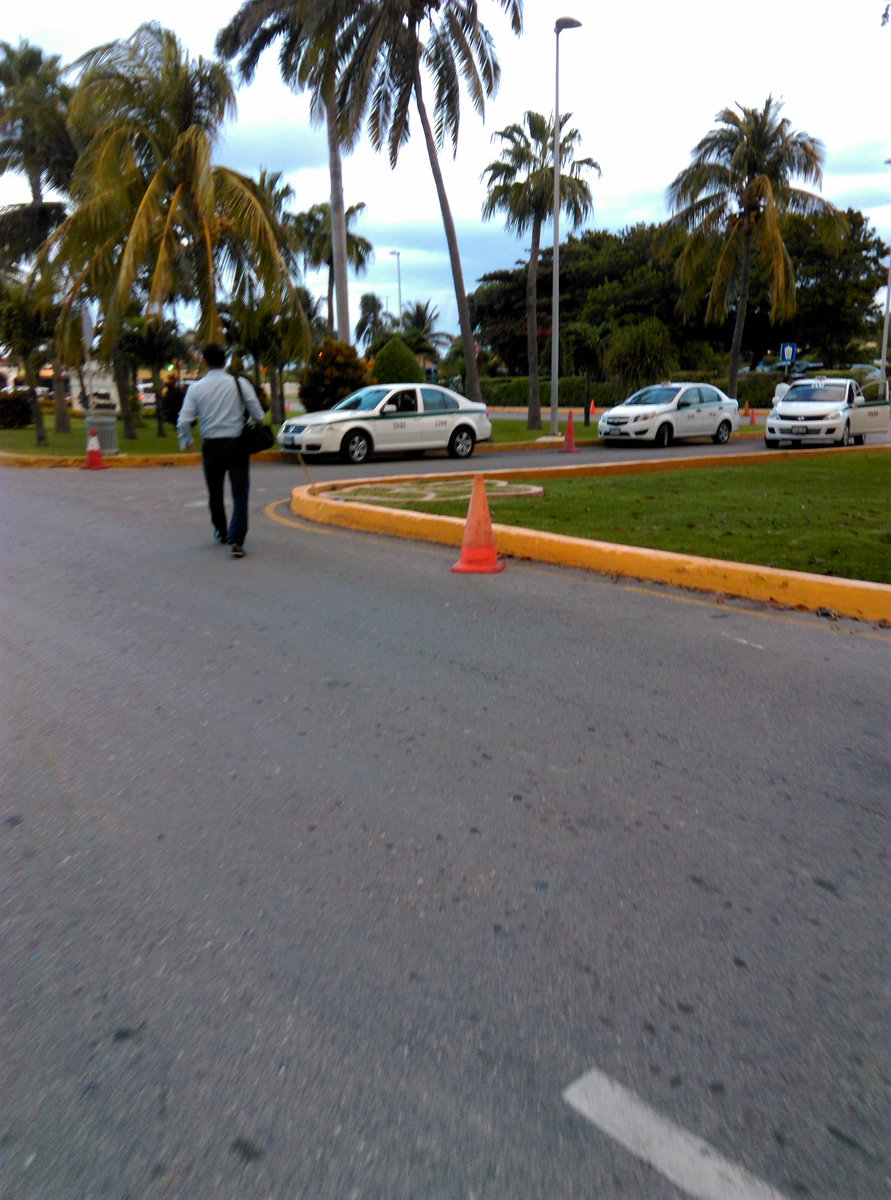 alexgonball's tweet photo. Siguen los taxistas secuestrando las calles y nadie hace nada. Esti es en el km 16.5 frente al hotel @OmniHotels que tampoco quitan sus conos. @rodrigoalcazaru @PoderAGCancun @AytoCancun @Policiacancun @VivoEnCancun @rembertoestrada @Noticaribe https://t.co/SaDZH2n0HZ