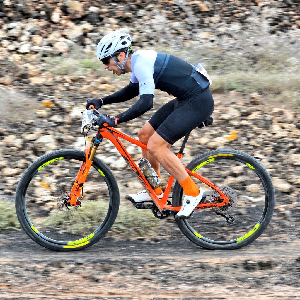 ismaelventura's tweet photo. Cortarme en el km 1 y perseguir 41km con viento huracanado 😂 
Resumen de mi 1a etapa en la 4 Stage MTB Lanzarote 
Aún así en el top 10 ✌
📷 @esmtb https://t.co/G9GLsF65jn