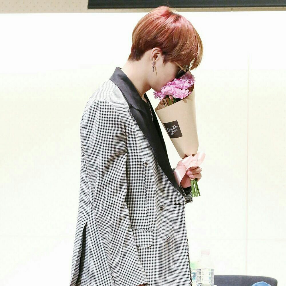 Widad9ahgase's tweet photo. Jb and flowers , a concept 😌🌸
#TwitterBestFandom #TeamGOT7 https://t.co/XNKcWZbTXy