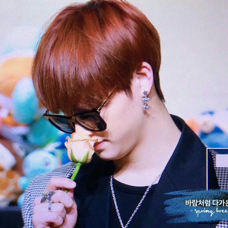 Widad9ahgase's tweet photo. Jb and flowers , a concept 😌🌸
#TwitterBestFandom #TeamGOT7 https://t.co/XNKcWZbTXy