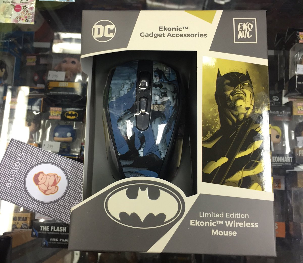 thetimzster's tweet photo. Looking to channel the power of The Bat during your computer time? Grab these AWESOME EKONIC Wireless Mouse designs based on #JimLee's artwork as seen on #BatmanHush and New 52!🖱🦇Big thanks to @bigboysmania for securing my pre-order here! #Batman #Ekonic #BigBoysToyStore https://t.co/b1rB0JTa2A