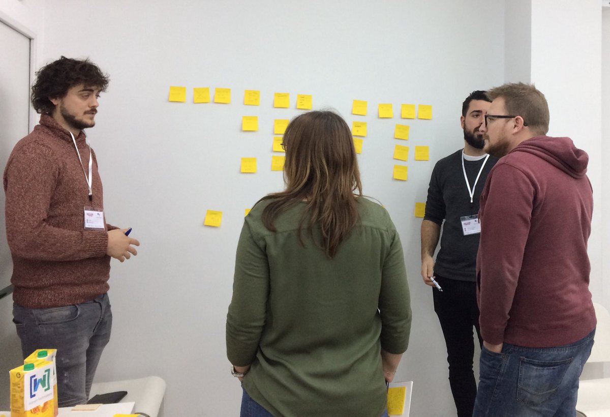 kvirrueta's tweet image. Con post it, compartiendo ideas o sonriendo, lo mejor es el #TrabajoenEquipo #HackathonThings @valencia_lab @WtmValencia @Landbot_io   @LORIOTio