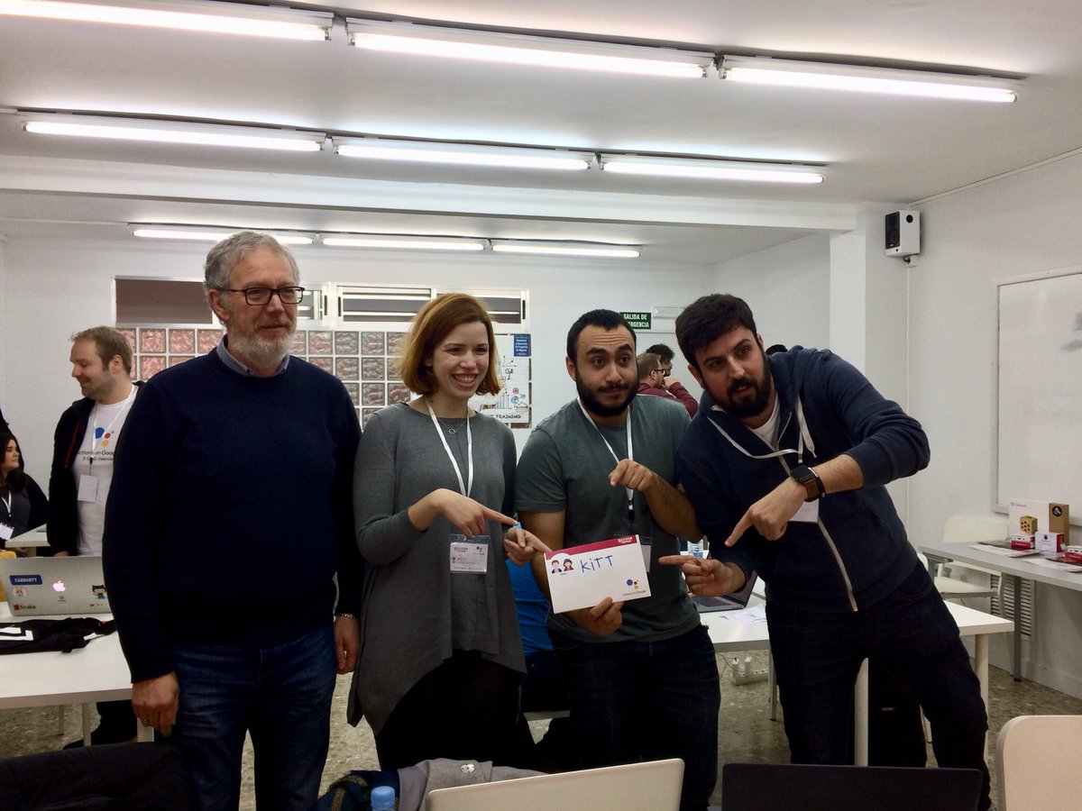 kvirrueta's tweet image. Con post it, compartiendo ideas o sonriendo, lo mejor es el #TrabajoenEquipo #HackathonThings @valencia_lab @WtmValencia @Landbot_io   @LORIOTio