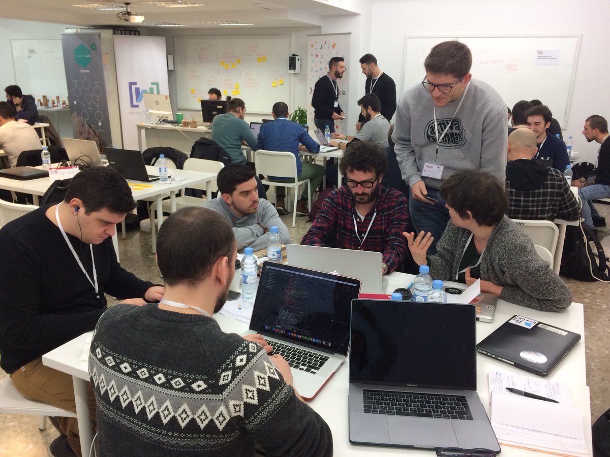 kvirrueta's tweet image. Con post it, compartiendo ideas o sonriendo, lo mejor es el #TrabajoenEquipo #HackathonThings @valencia_lab @WtmValencia @Landbot_io   @LORIOTio