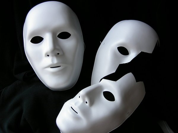 Dreaming_81's tweet photo. "Mi metterò una maschera da imperatore, avrò un impero per un paio d’ore: per voler mio dovranno levarsi la maschera quelli che la portano ogni giorno
dell’anno.
E sarà il Carnevale più divertente, veder la faccia vera di tanta gente."
Gianni Rodari

#Carnevale2018
@CasaLettori https://t.co/syWpMZN3yp