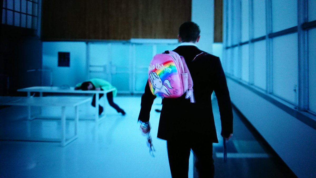 얼터드 카본 원작은 가끔 뜬금없이 피식 하게 하는 대사가 쏠쏠한 재미인데 넷플릭스 드라마는 이걸 좀 묘하게 구현했다 예컨대 당구대 같은 조엘...