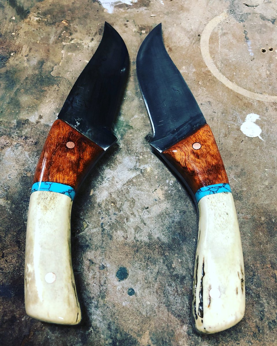 BondsCreekForge's tweet photo. Twin skinning knives to commemorate 25 years of hunting between friends. Im very happy with them. https://t.co/TSQTikjXYX