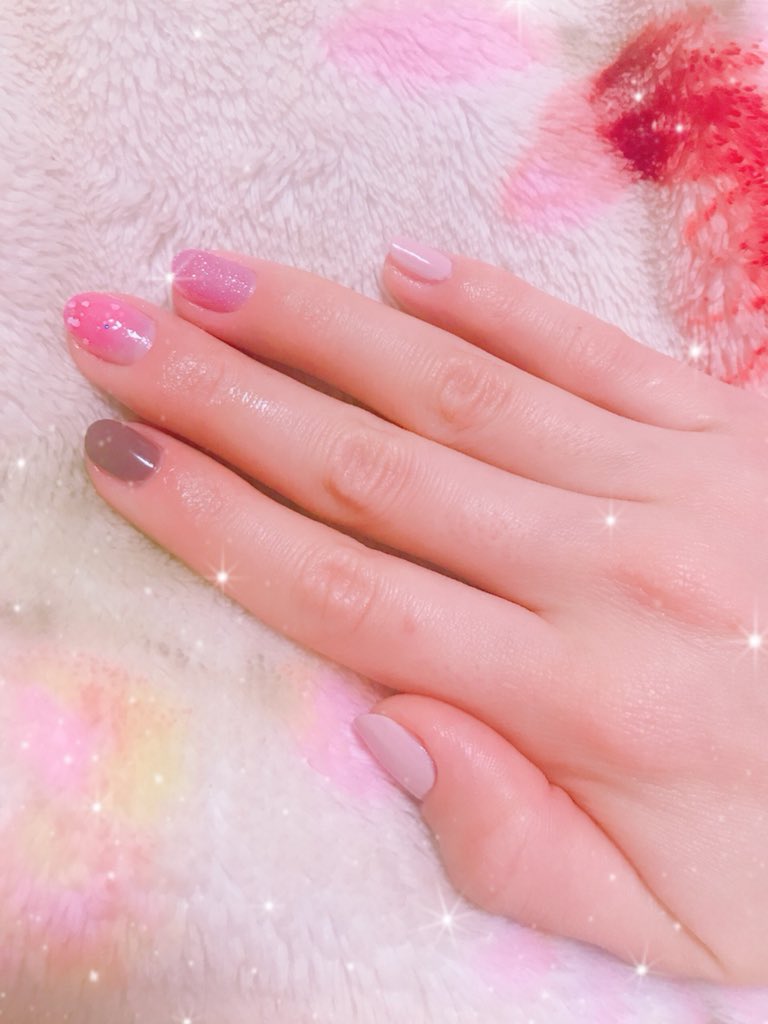 non04212009's tweet photo. ほぼ100均ネイル✨

#ネイル
#マニキュア
#キャンドゥ
#100均ネイル 
#マグネットネイル https://t.co/lmvFxP2dpF