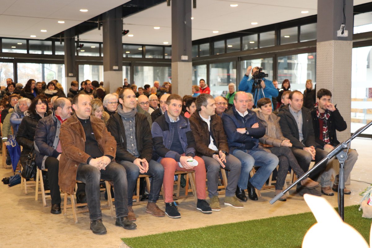 Gipuzkoa's tweet photo. #Azpeitiko azoka plaza inauguratu da. Euskal Herrian ekoiztutako produktuak salgai izateaz gain, bertako produktuak sukaldatuta dastatzeko aukera eskeiniko da bertan.
Productos de primera calidad y producidos en Euskal Herria. Además se podrán consumir cocinados. https://t.co/Ys4MFzqaKN