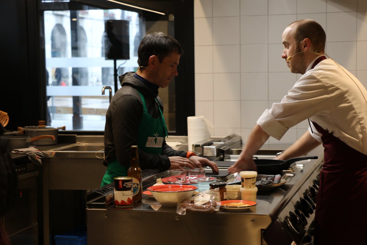 Gipuzkoa's tweet photo. #Azpeitiko azoka plaza inauguratu da. Euskal Herrian ekoiztutako produktuak salgai izateaz gain, bertako produktuak sukaldatuta dastatzeko aukera eskeiniko da bertan.
Productos de primera calidad y producidos en Euskal Herria. Además se podrán consumir cocinados. https://t.co/Ys4MFzqaKN