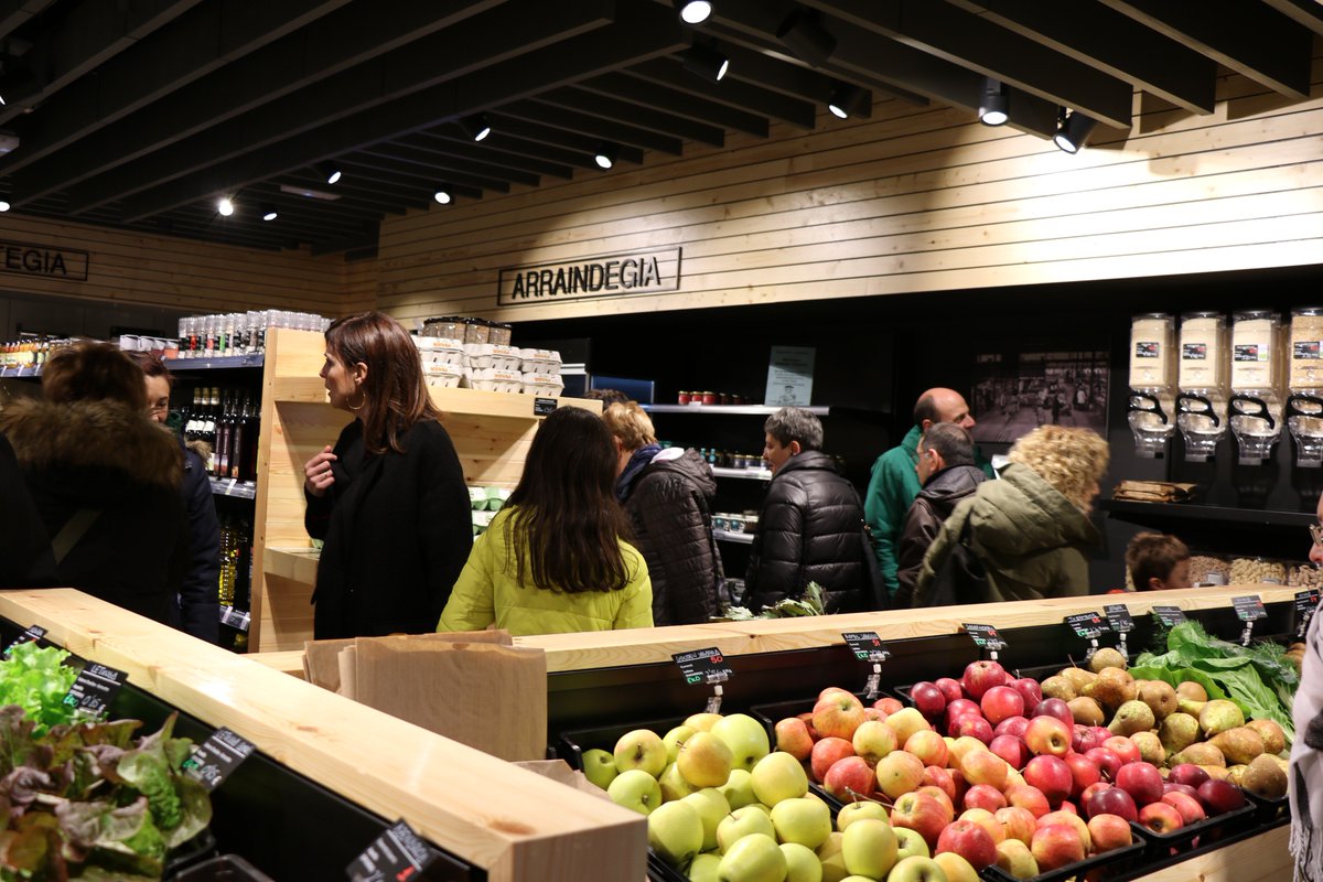 Gipuzkoa's tweet photo. #Azpeitiko azoka plaza inauguratu da. Euskal Herrian ekoiztutako produktuak salgai izateaz gain, bertako produktuak sukaldatuta dastatzeko aukera eskeiniko da bertan.
Productos de primera calidad y producidos en Euskal Herria. Además se podrán consumir cocinados. https://t.co/Ys4MFzqaKN