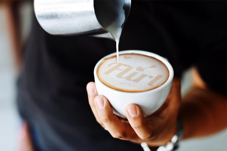 De flirt van jouw leven ontmoet je misschien wel bij een lekker cappuccino... Of gewoon via onze App: bit.ly/2Dz37II