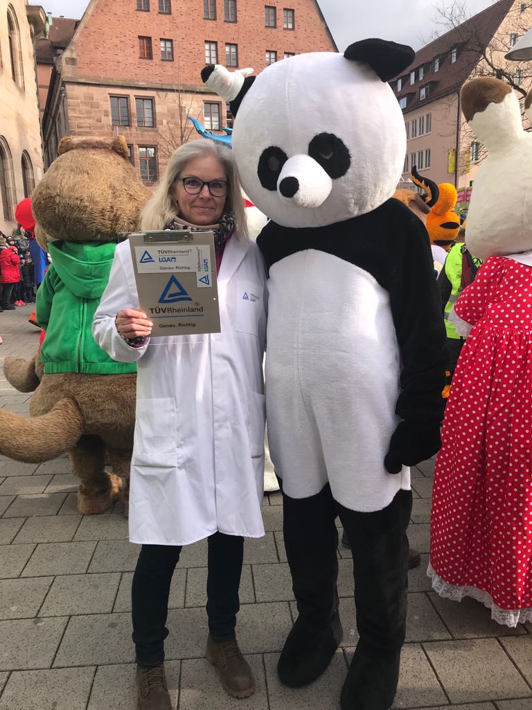 heinzzdrache's tweet photo. Kurz vor dem Start des #Toonwalk in #Nürnberg: der #TÜV Rheinland Panda freut sich schon seit Tagen darauf #Spielwarenmesse #ToyFairTUVR #TRhub https://t.co/6R5ZqYgthZ