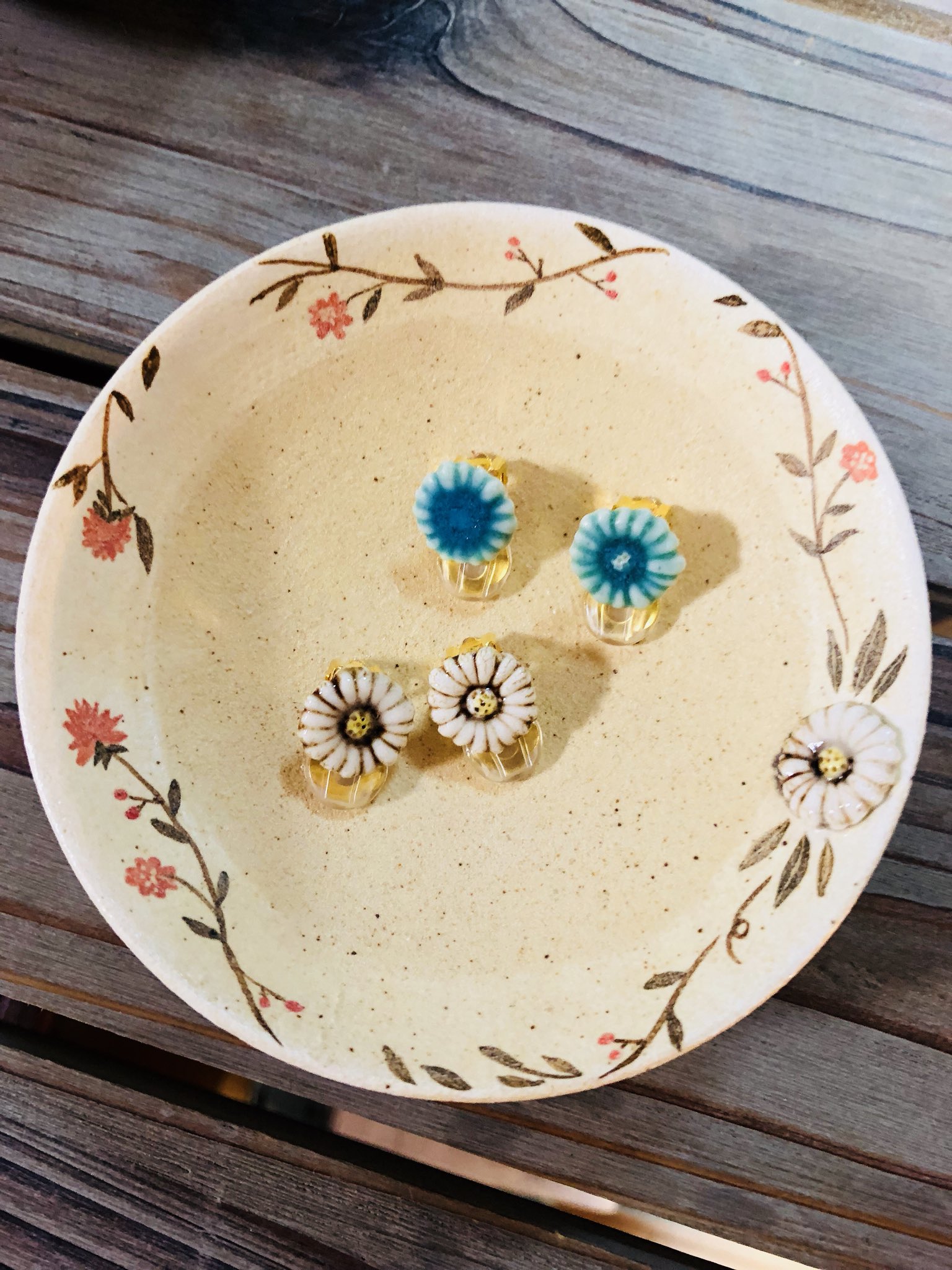 Nagisa 陶器製のイヤリング作りました ニッケルフリー 陶芸家 ハンドメイドブローチ ハンドメイド 陶芸作家 お花のブローチ 陶器のブローチ お花 ハンドメイドアクセサリー 窯 作業部屋 小島なぎさ ブローチ部 ブローチ大好き うつわ好き