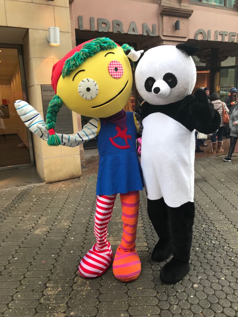 heinzzdrache's tweet photo. Der #TÜV Rheinland Panda trifft beim #toonwalk in #nuernberg alte Bekannte: Teena das Maskottchen der #Spielwarenmesse #ToyFairTUVR #TRhub https://t.co/eRN51uxstS