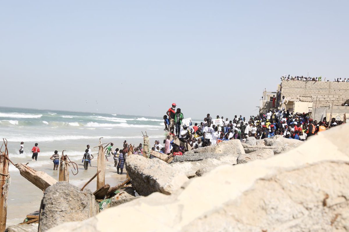 EmmanuelMacron's tweet photo. Venir à Saint-Louis c'est aussi agir.
Je suis venu m'engager aux côtés du Président @Macky_Sall et apporter notre pierre à l'édifice pour sauver les populations impactées par ces changements. https://t.co/USKT3gG8D8
