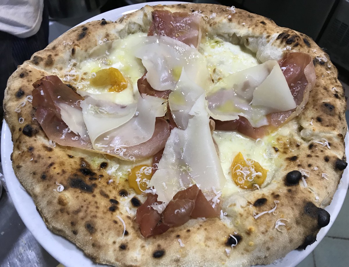 marcofoodguide's tweet photo. Provola affumicata, riduzione di pomodori del pendolo gialli e rossi, filetto di speck e na bella grattata di provolone del monaco Dop. https://t.co/sFOvskHqNn
