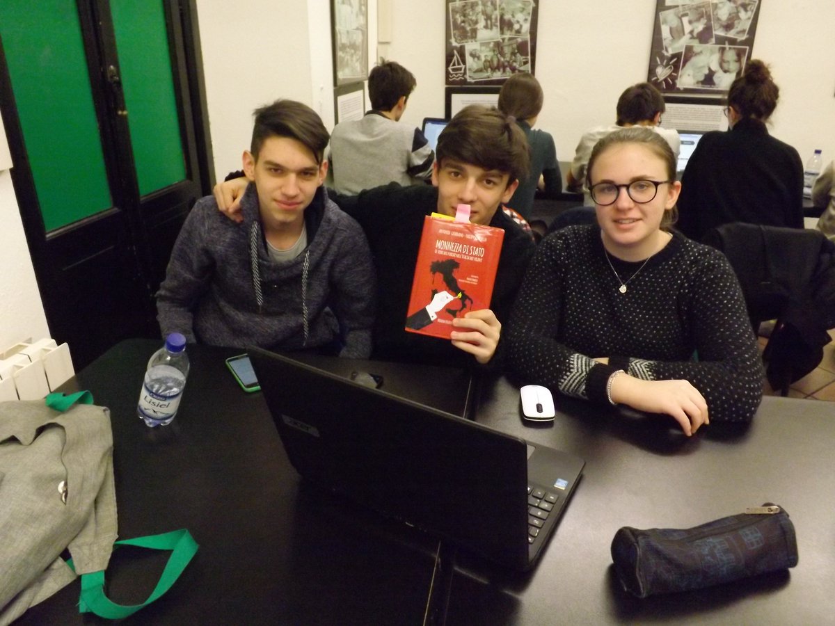 angelaromano7's tweet image. Alternanza: un nuovo modello per la consapevolezza e la conoscenza. Due figure d'eccellenza:Professore @profgiordanoa e Valentina Aprea Assessore @LombardiaOnLine. Ambiente e Salute - conquistare il futuro, un obiettivo tra i primi da fare proprio!