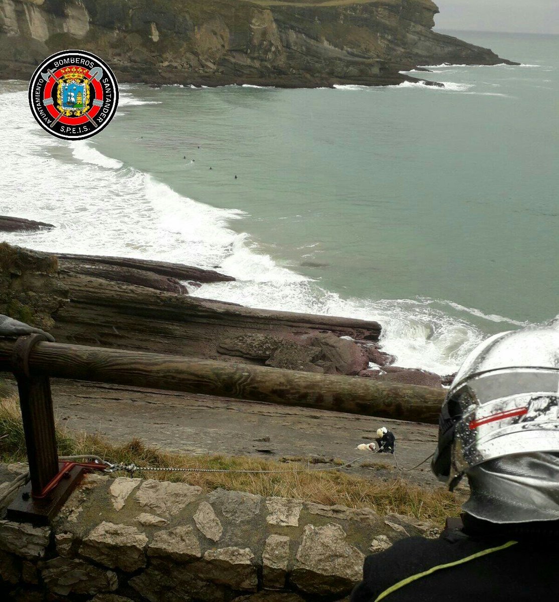 AhoraCantabria's tweet photo. 🚨EMERGENCIAS | El 112 enviaba hoy a bomberos de Santander a la senda del cabo Mataleñas (margen izquierdo) a rescatar a un perro que se había caído, afortunadamente sin llegar al agua.

Un bombero descendía asegurado, ayudándole a subir hasta la senda. Allí su dueño le esperaba https://t.co/r1zmN1yvMg