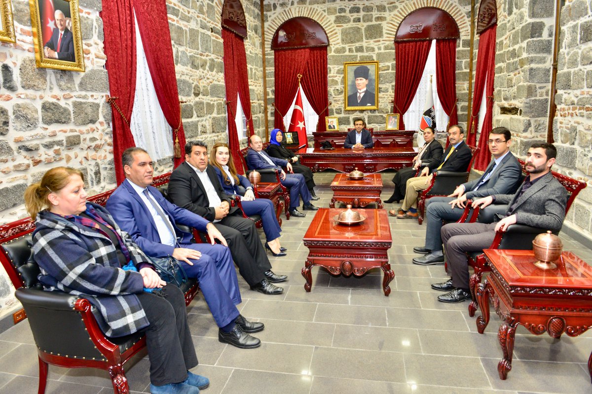 dbakirvalilik's tweet photo. Sayın Valimiz Hasan Basri Güzeloğlu, Ak Partinin Aile ve Sosyal Politikalardan sorumlu Genel Başkan Yardımcısı, Malatya milletvekili  Sayın Öznur Çalık’ı ve beraberindeki heyeti kabul etti @Hasan_Guzeloglu https://t.co/1LyJ3mSmyd