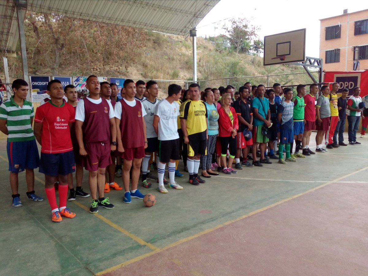 GobTrujillo's tweet photo. #HOY Iniciaron encuentros deportivos con distintos equipos de la comunidad, FANB y Organismos de Seguridad desde la Comuna Antonio Nicolás Briceño https://t.co/rdIuRsrMUF