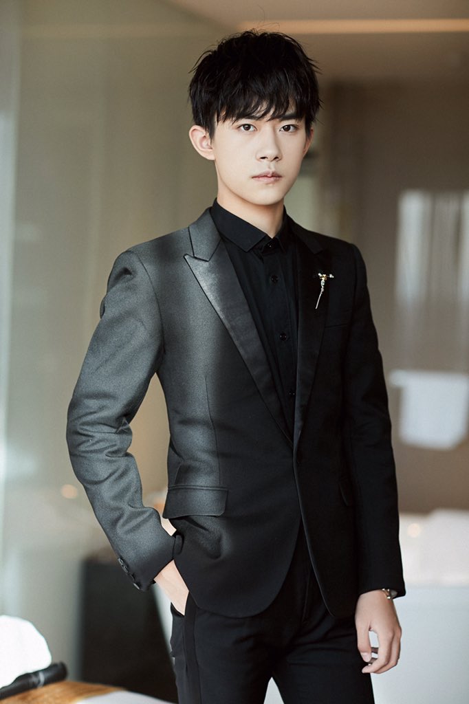 yayayo_wula's tweet photo. Hey boy, you look totally like a CEO. ❤️😘
 #JacksonYee https://t.co/Q6vXv7pXme