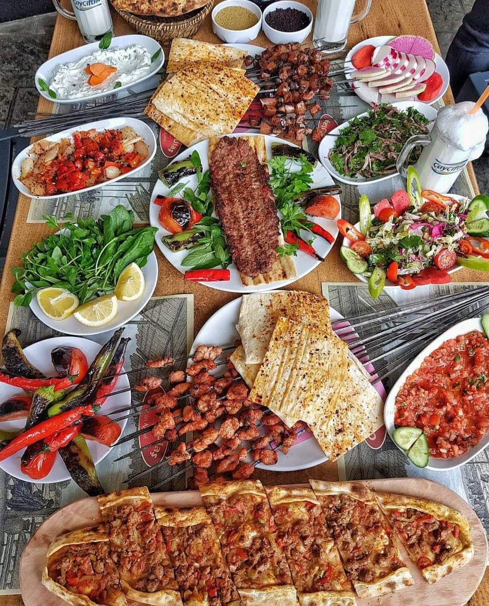 bizadanaliyik's tweet image. Bi saniye susar mısınız masa konuşuyor..