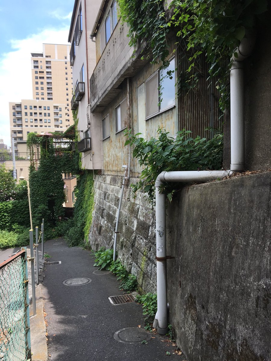 上野タケシ 夜散歩のススメ 恵比寿４丁目のｖ字路 恵比寿４丁目の名無し坂はいい 車通れない細道のｖ字坂 そのｖ字部分が素晴らしい 擁壁や道の姿もよく 真ん中に建つ建物もカッコいい 東京都渋谷区恵比寿４ 夜散歩のススメ 夜散歩 T