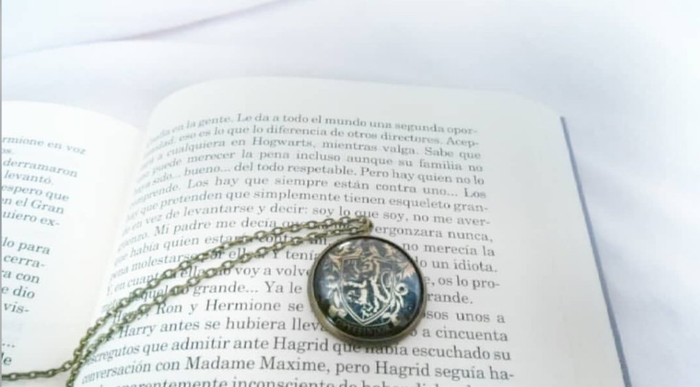 Colgantes Casas Hogwarts 📿
🦁🦅🐍🐿️ 
¡Esta edición de colgantes dorados nos parece preciosa!

(Espero que los Hufflepuff nos perdonen por la ardilla😂)