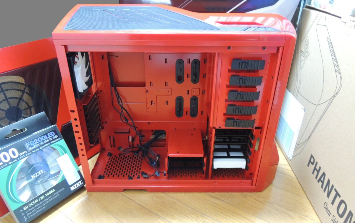 Omu 晴れときどき自作pc No Twitter 写真はすっからかんのnzxt Phantomさん 別売りのクリアサイドパネルと0mmファンとともに 軽くクリーニング このまま部屋に置いとくのはスペース的に苦しいし Pcケースは送料が馬鹿にならないので どこかに持ち込無予定です