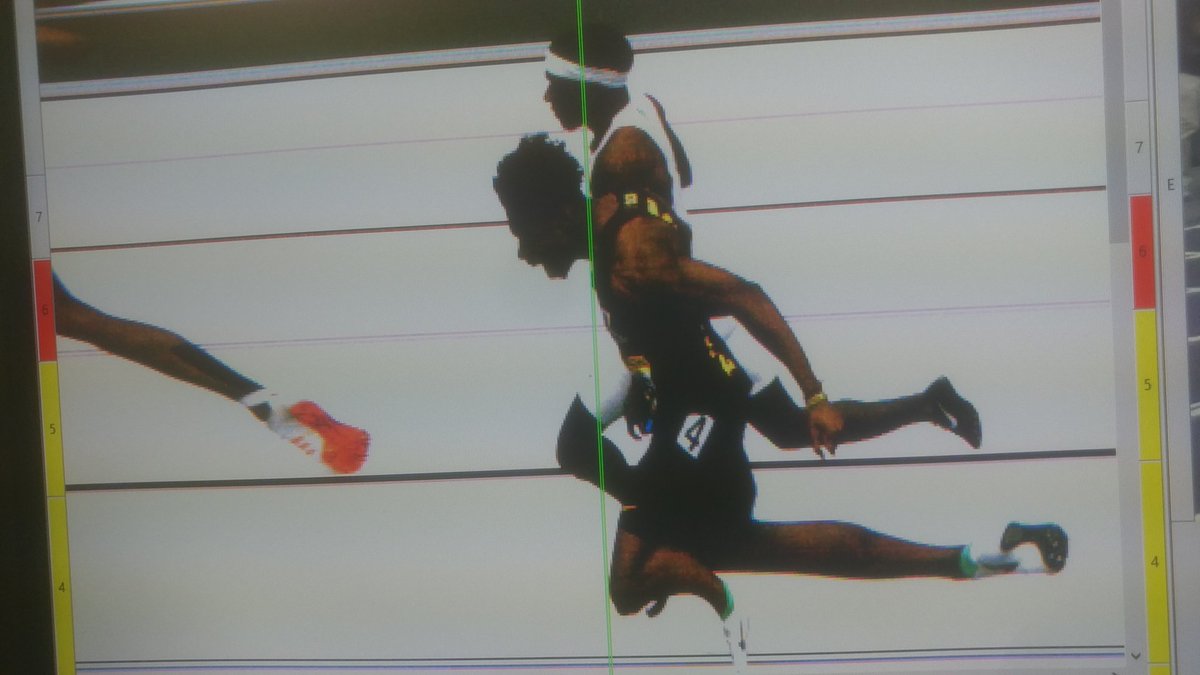 Jandon Briscoe clinches the 4x400 win by .001 of a second over Baylor! 3:08.49 for the win! #GoBlue