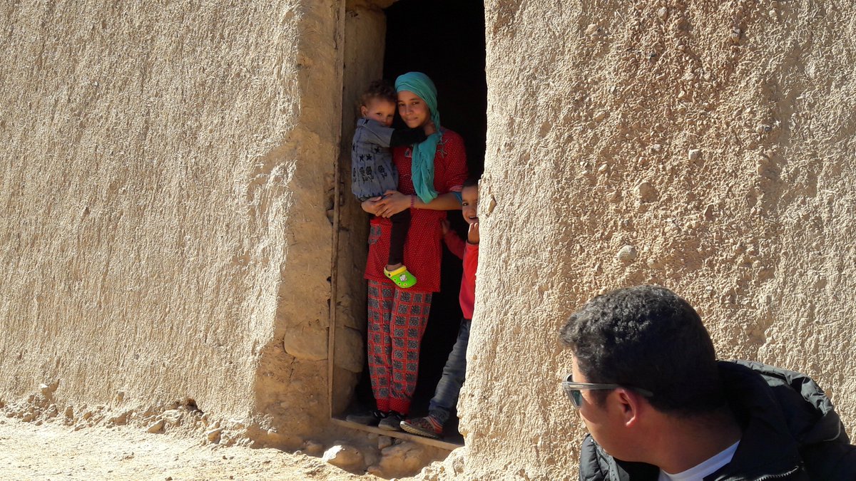 Estelaps85's tweet photo. Nuestro guía nos enseña su #Pueblo donde está su familia y nos invita a su casa a comer. Gran #Experiencia 

Our guide show us his Village where his family live and his mother treat out in their house. Great #experience 

#RutasaMarruecos #Marruecos #viajar https://t.co/moloP6IGZl