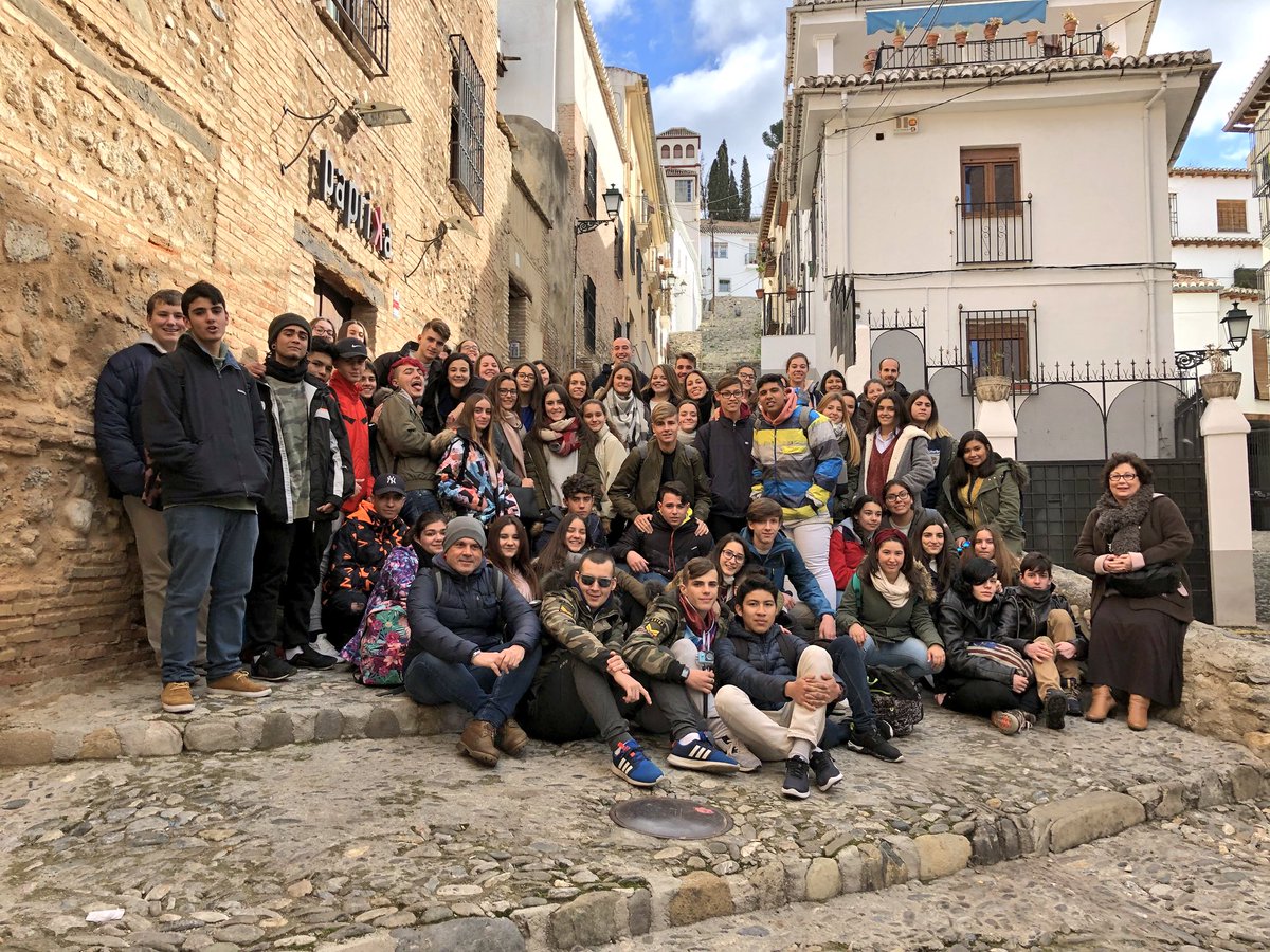 SAFASanLuis's tweet photo. ...y seguimos visitando lugares maravillosos, con nuestros alumnos de 4º de ESO #viaje4ESO #laAlhambra #Granada #safasanluis #dxtsafa https://t.co/KBh2Z2I5KS