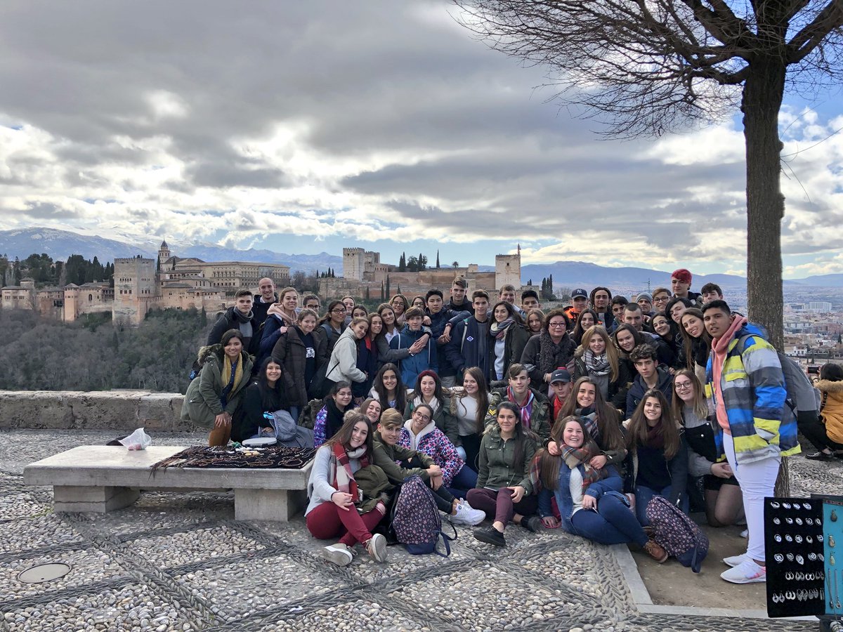 SAFASanLuis's tweet photo. ...y seguimos visitando lugares maravillosos, con nuestros alumnos de 4º de ESO #viaje4ESO #laAlhambra #Granada #safasanluis #dxtsafa https://t.co/KBh2Z2I5KS